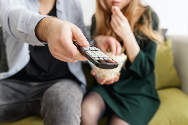 Zorgeloos tv kijken in een warm huis